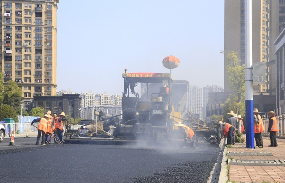 2020年3月20日上午，宜春市高士北路路面改造工程快速推進，施工現(xiàn)場一片繁忙景象